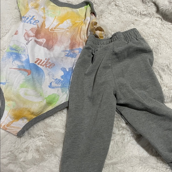 Like new Nike infant set watercolor rainbow - Picture 3 of 3